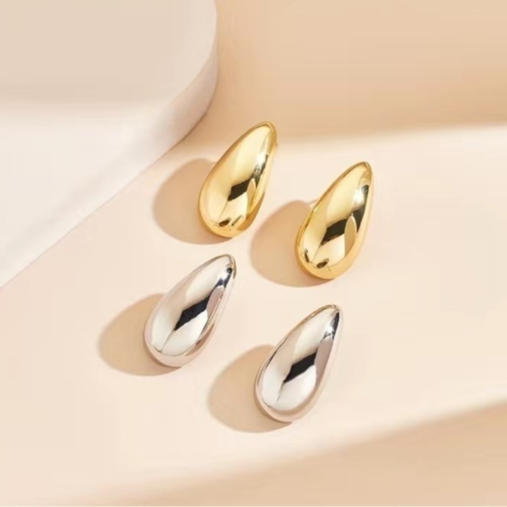 Minimalist design teardrop shape stud earrings